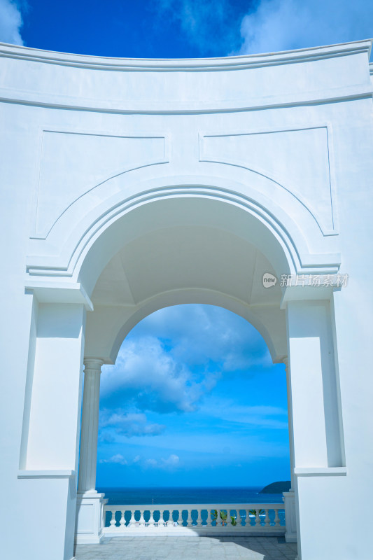 越南芽庄珍珠岛游乐园白色欧式建筑拱门