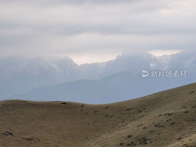 河西走廊乌鞘岭远眺雪山