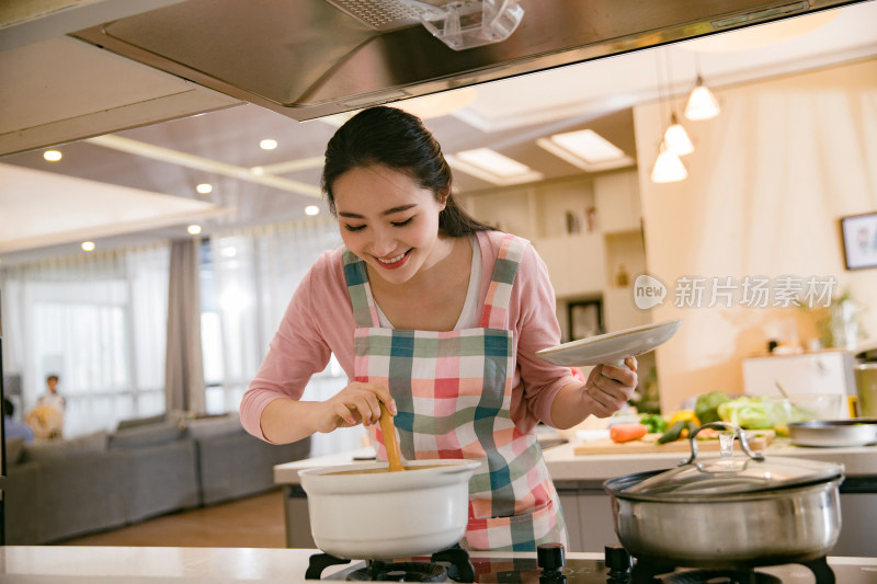 青年女人在厨房煲汤