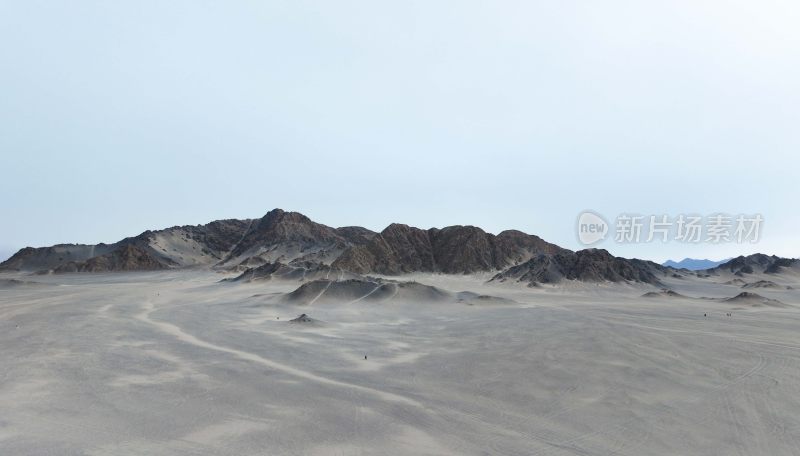 荒凉沙漠中的连绵山丘全景