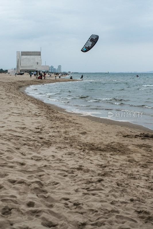 沙滩上海边有人在玩风筝冲浪