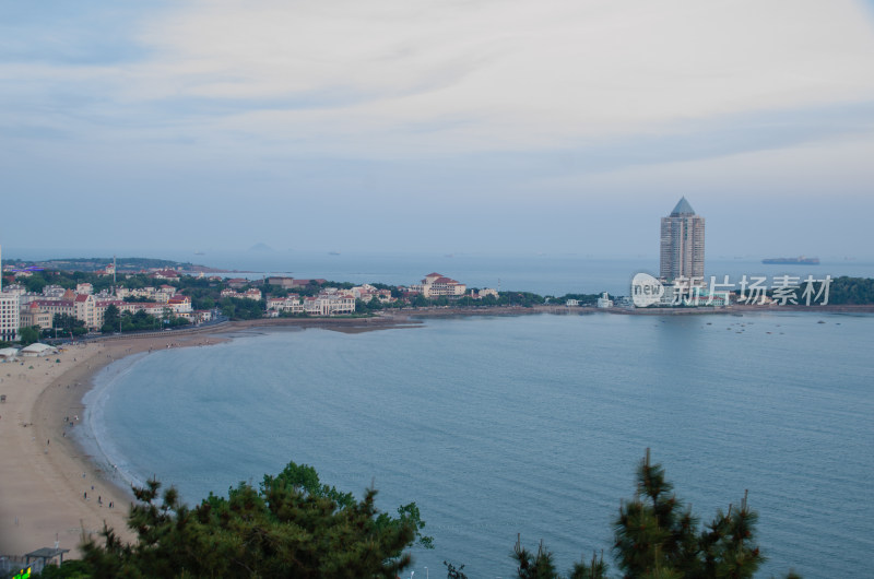 中国山东青岛小鱼山上远眺海滨城市风光