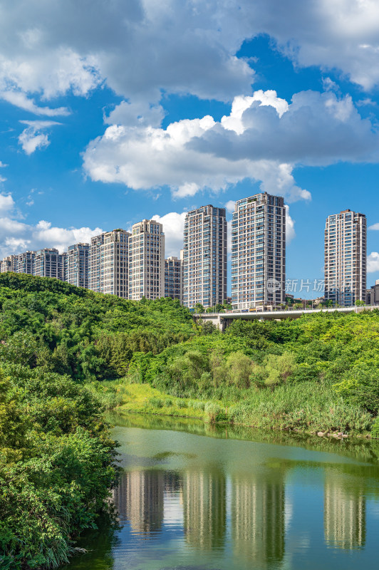 重庆渝北中央公园的城市建筑与湖面倒影