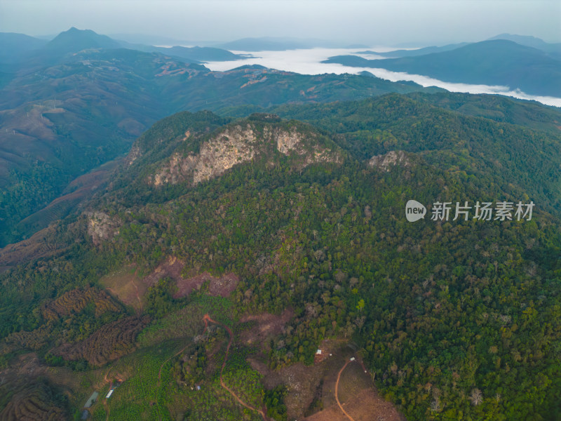 航拍山峦叠嶂云海间