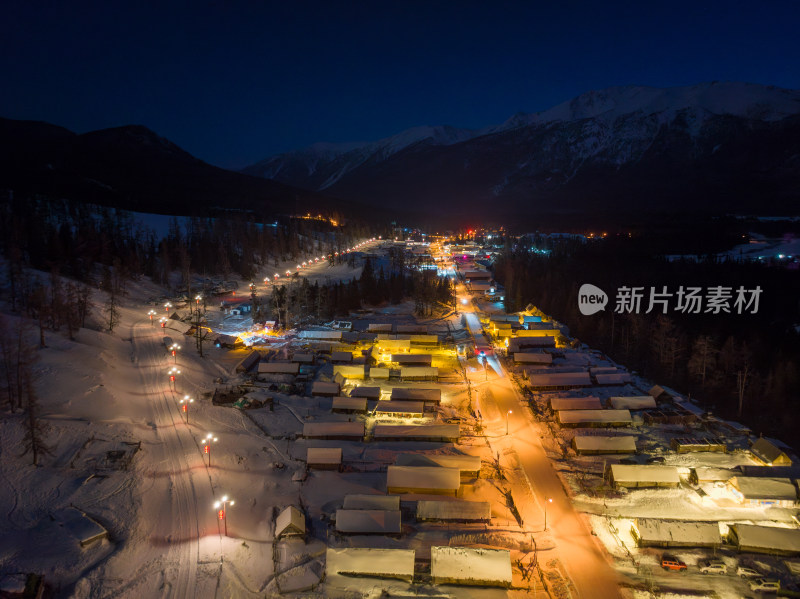 新疆喀纳斯老村冬季夜景雪地小木屋