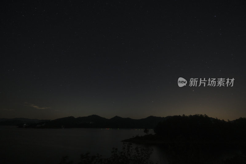 星空下的湖泊与山峦夜景