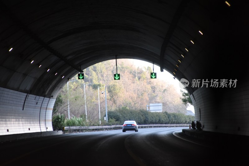 公路隧道内车辆行驶的场景