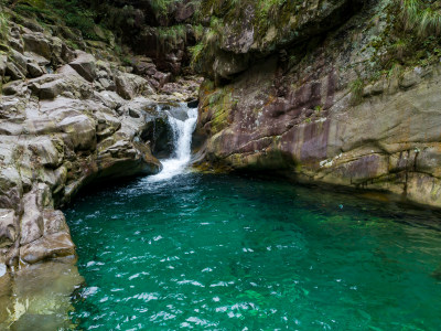 山间溪流