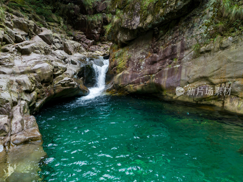 山间溪流