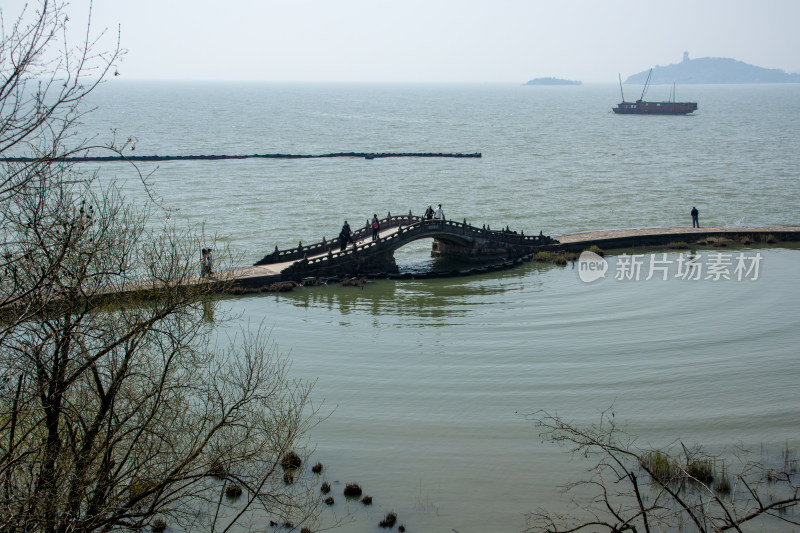 无锡太湖鼋头渚景区湖面上的石桥湖光山色