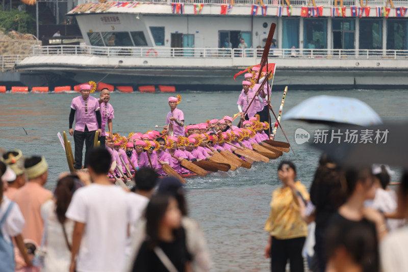 云南西双版纳泼水节赛龙舟