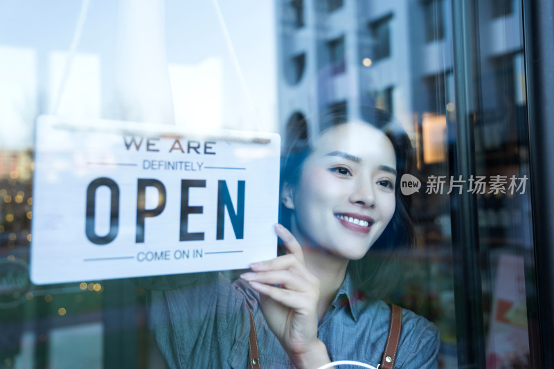 咖啡店的女服务员挂营业标志