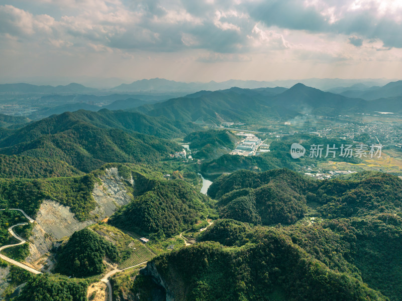 航拍蓝天白云下的青山河流稻田乡村风光