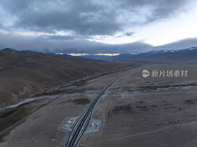 西藏那曲念青唐古拉山青藏公路高空航拍