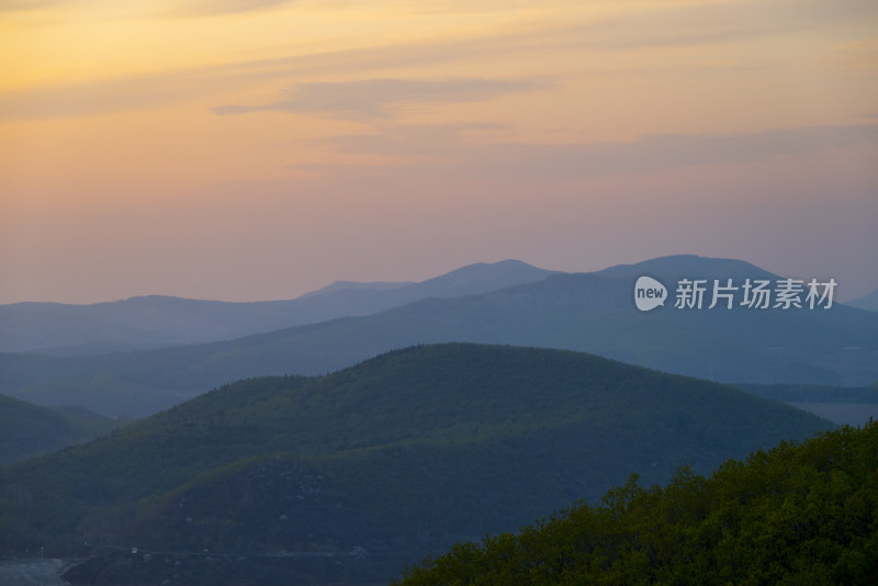 山顶的落日晚霞-重峦叠嶂