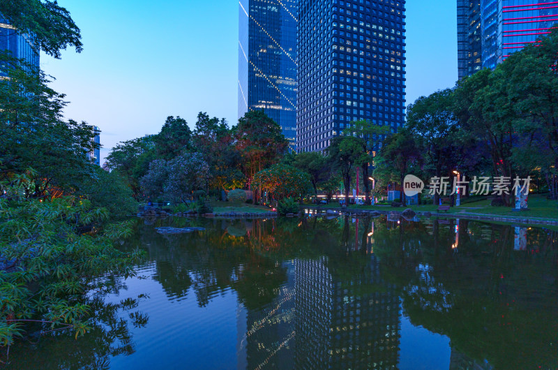 广州珠江新城花城广场公园湖泊与城市建筑