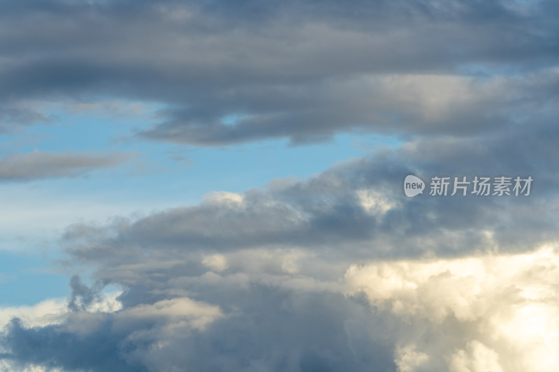 天空中厚重云层的自然景象