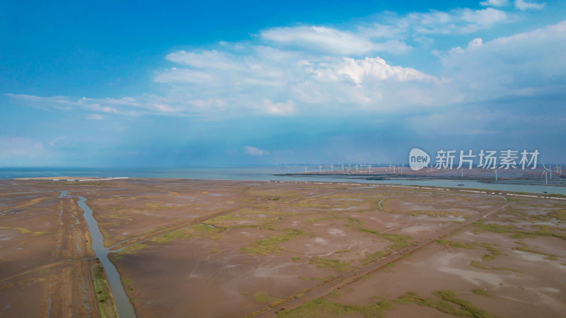 退潮后海边沙滩风景航拍图