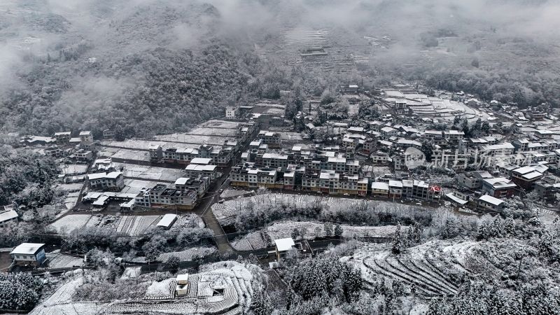 重庆酉阳：大雪纷飞赏雪忙