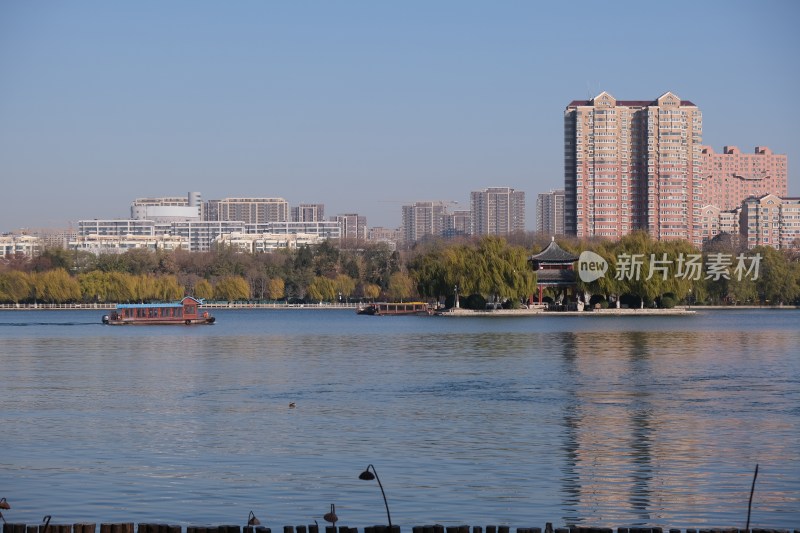 城市湖边景观与建筑