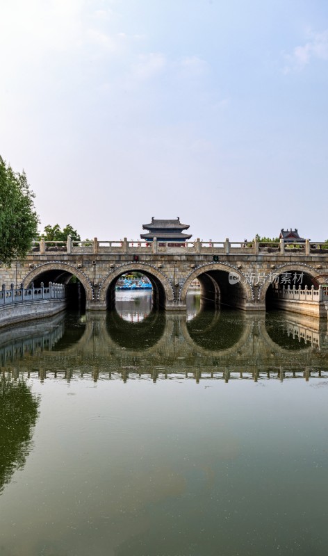 古桥水面倒影风景