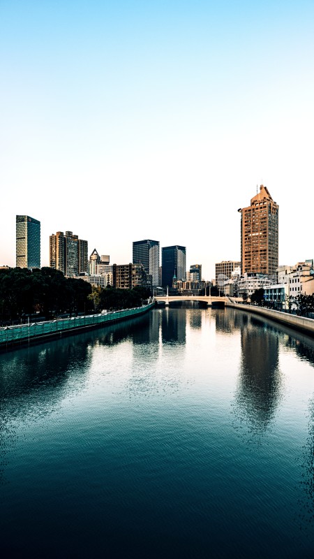 上海苏州河河畔城市高楼景观