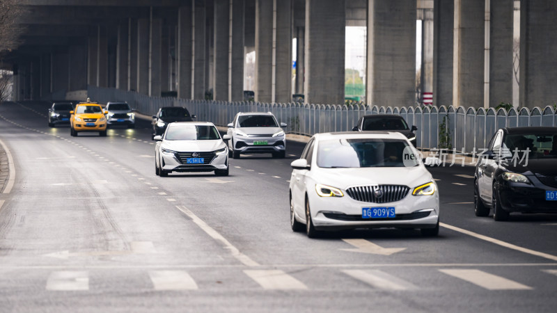 城市道路上行驶的多辆汽车