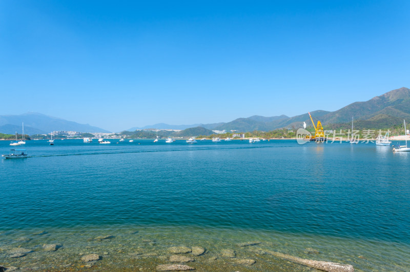 香港大埔大美督海湾码头与山脉自然风光