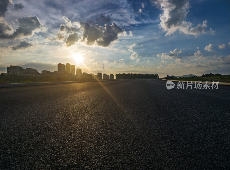 夕阳下空旷的城市道路