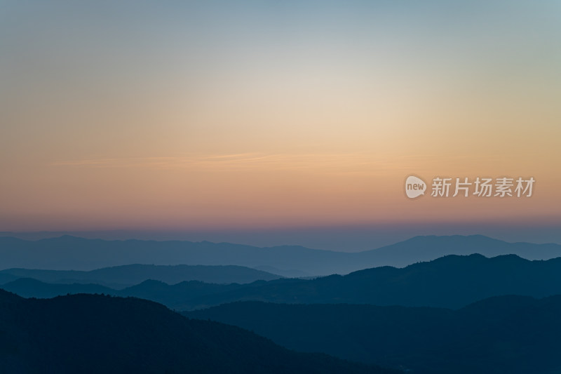 山顶的天空和风景