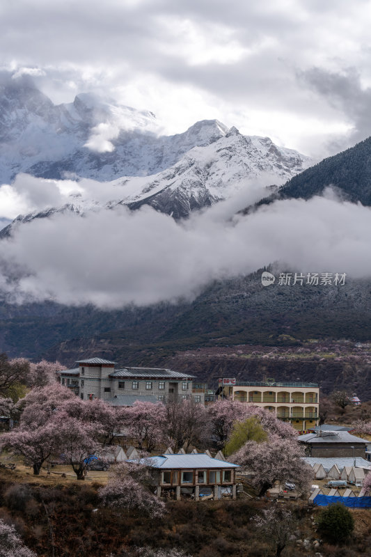 西藏林芝索松村南迦巴瓦峰雪山云海之巅