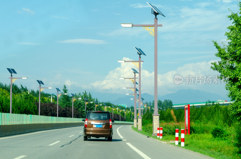 秦岭公路行驶的汽车与太阳能路灯