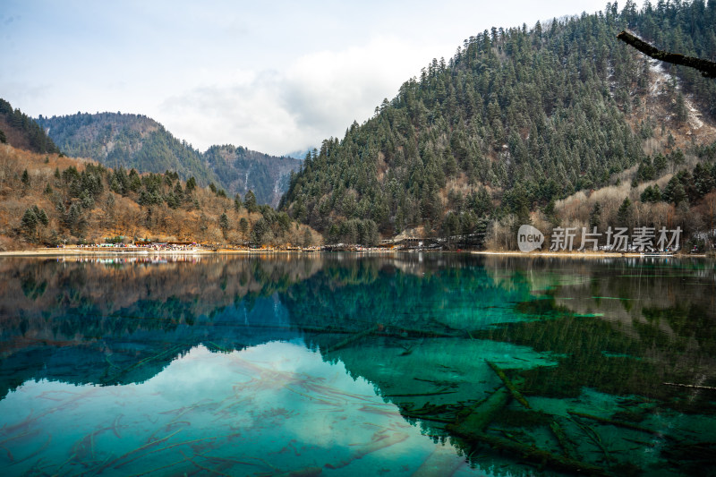 九寨沟山林环绕的清澈湖泊风光