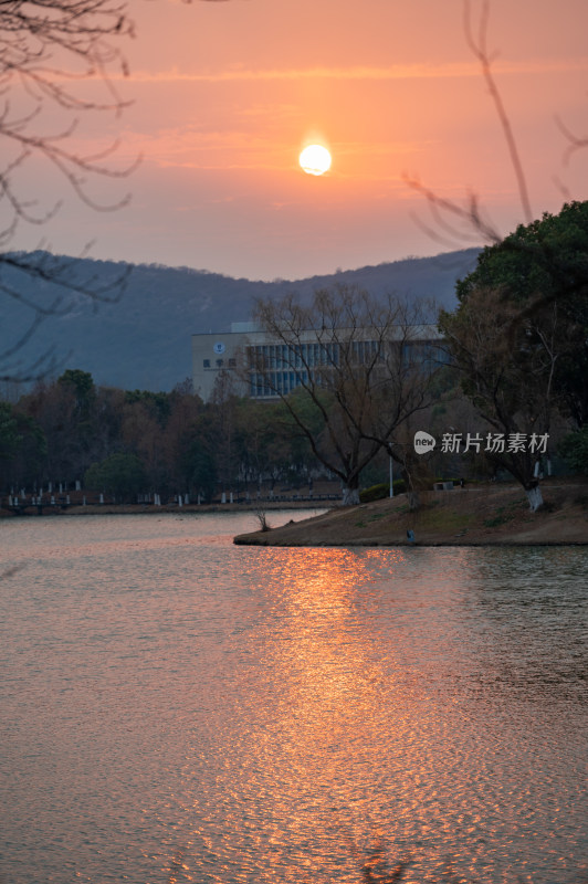 夕阳下河畔石桥与建筑景观