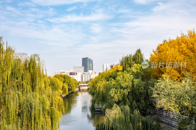 济宁老运河越河河道桥梁城市建筑倒影景观