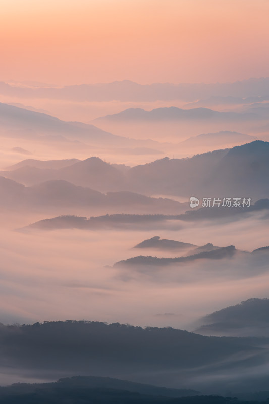 云雾缭绕的山峦日出