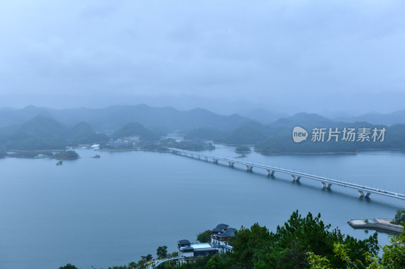 天屿山顶俯视千岛湖大桥，千岛湖自然风光