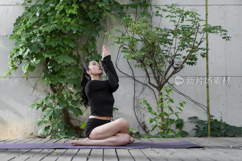 年轻女人在户外练习瑜伽