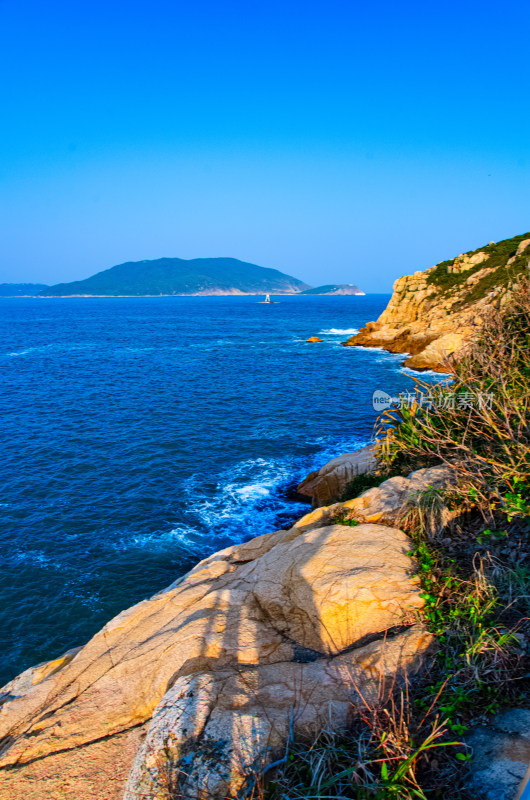 香港石澳海岸公园海浪拍打礁石