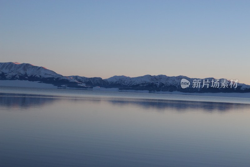 雪地河畔人群休闲场景