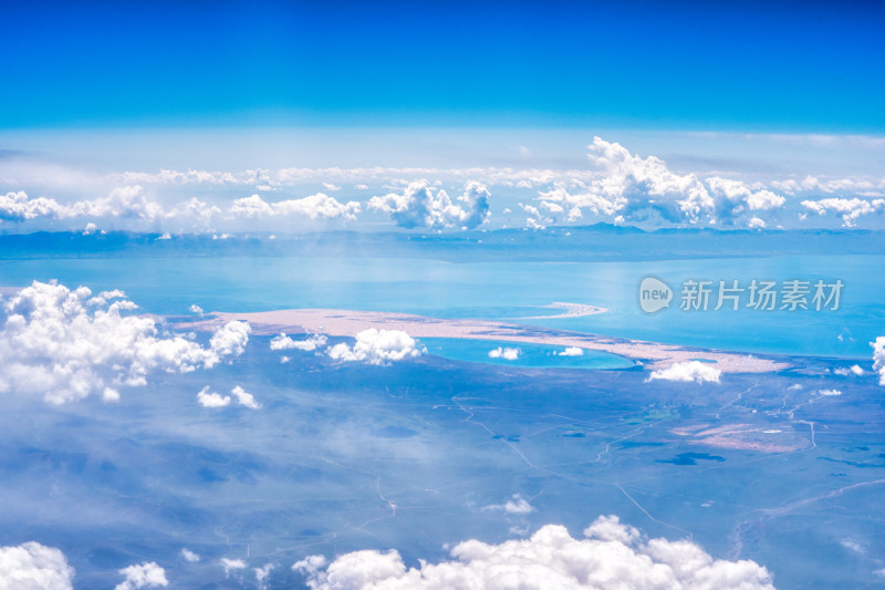 飞机上拍摄的青海湖与云层