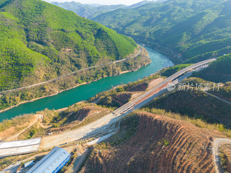 航拍澜沧江和公路