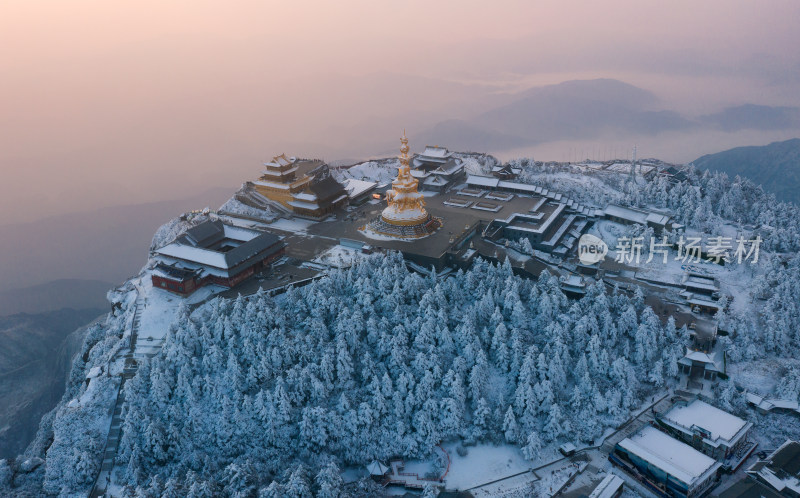 航拍晨光中的峨眉山金顶雪景