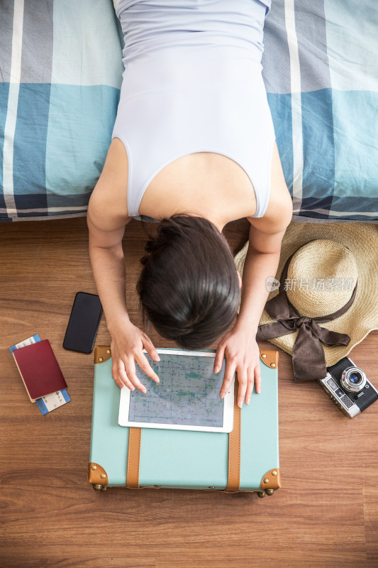 青年女人准备外出旅行