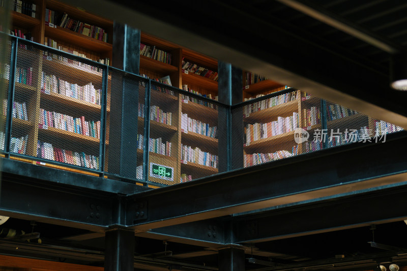 室内书架林立的图书馆场景