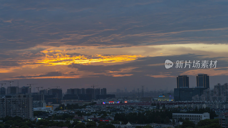 城市建筑上方色彩绚烂的黄昏天空景色