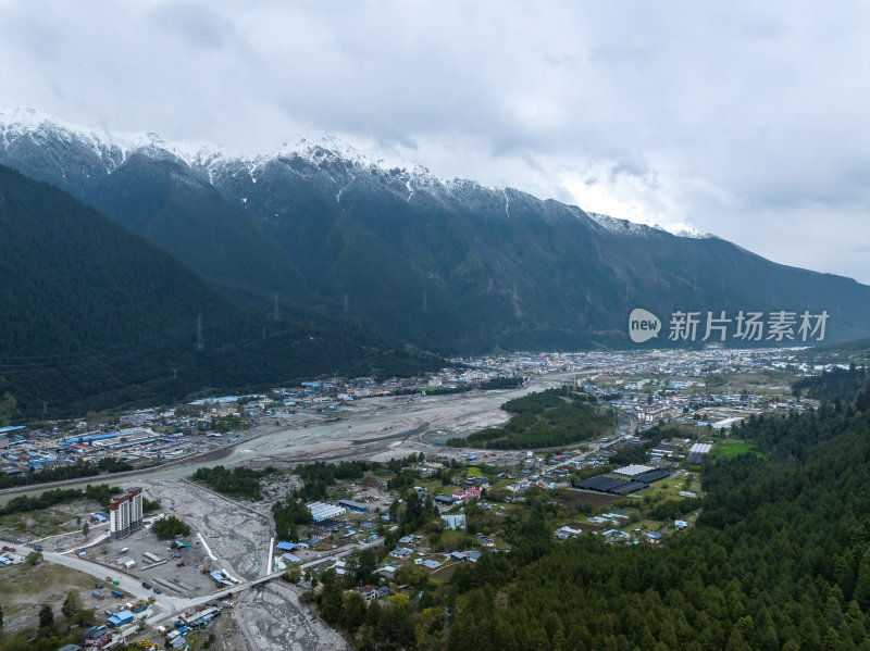 西藏林芝波密县山林间的河谷村落鸟瞰全景