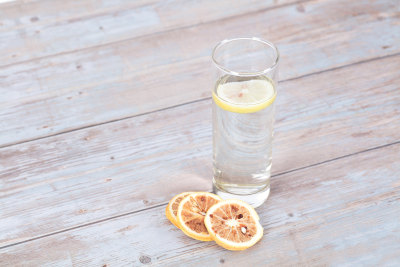 一杯柠檬水和干柠檬