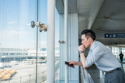 年轻商务男士在机场