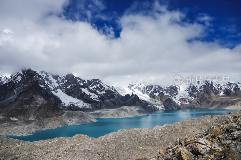 雪山脚下河谷湖泊自然风景